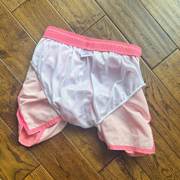 Vineyard Vines pink swim trunks for boys size medium - Picture 5 of 6